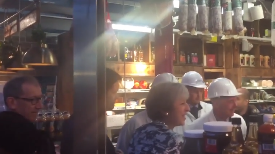 Βίντεο: Γιουχάισμα στην Τερέζα Μέι από κρεοπώλες μια μέρα πριν τις εκλογές