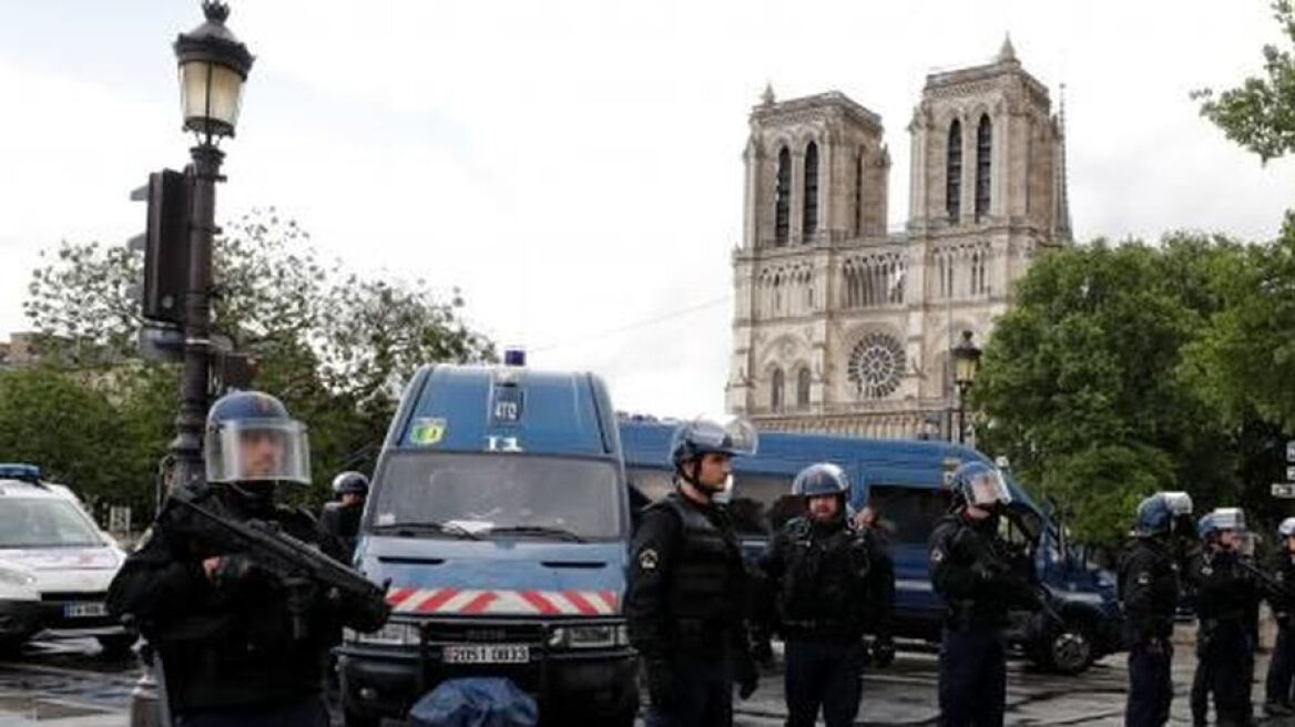 Η στιγμή της επίθεσης στην Παναγία των Παρισίων: Ο δράστης χτυπά αστυνομικό με σφυρί