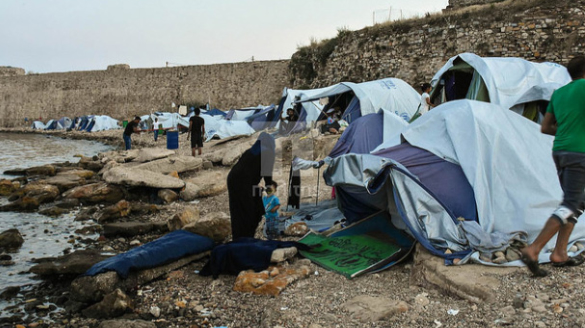 Τραγικές εικόνες από τη Χίο: Σε λίγο οι σκηνές θα επιπλέουν στη θάλασσα