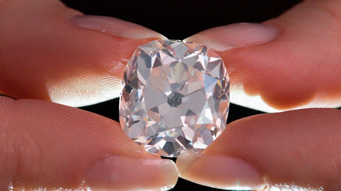 Για 656.750 λίρες πωλήθηκε τελικά το «ψεύτικο» διαμάντι που είχε αγοραστεί μόλις δέκα!