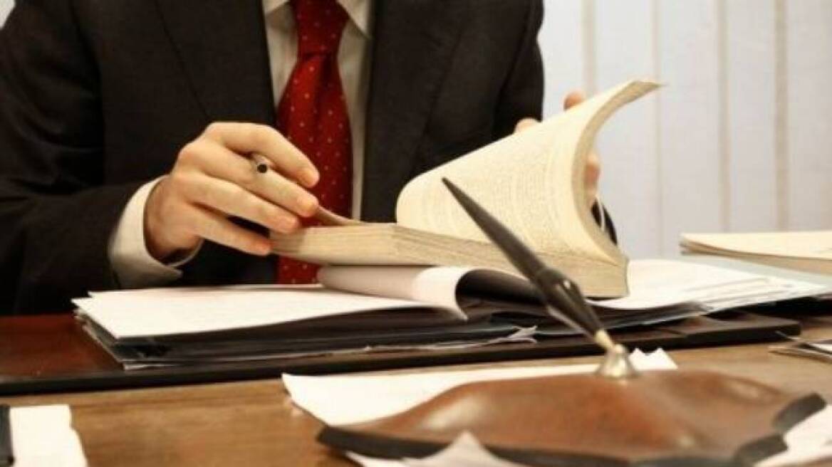 Οι 8 λόγοι για τους οποίους οι δικηγόροι δεν θέλουν να βγαίνουν διαζύγια από συμβολαιογράφους
