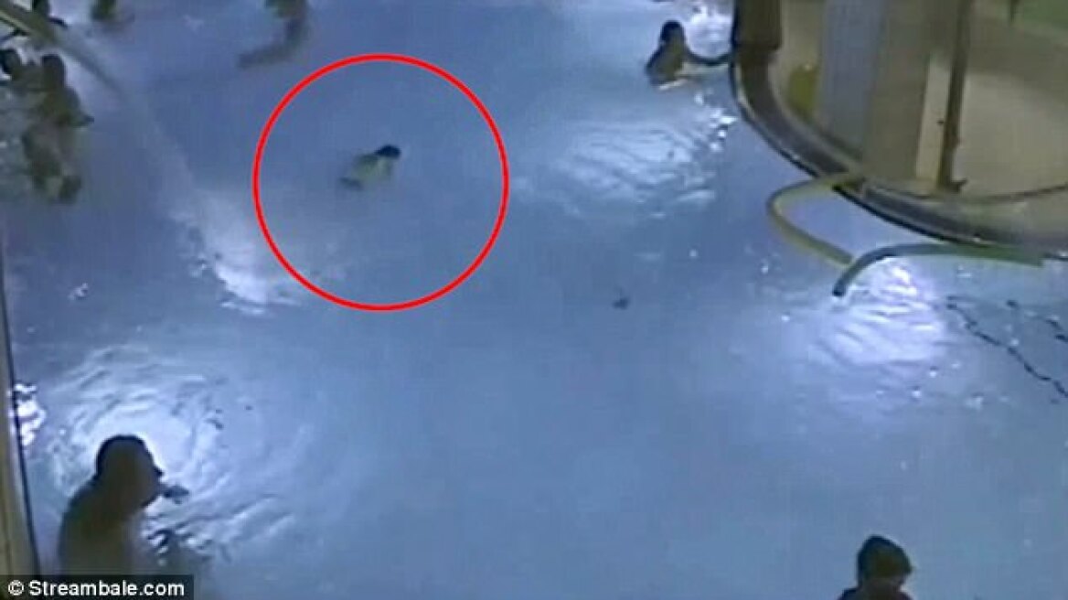 Αδιανόητο βίντεο: Παιδί πνίγεται σε πισίνα και όσοι βρίσκονται δίπλα του αδιαφορούν
