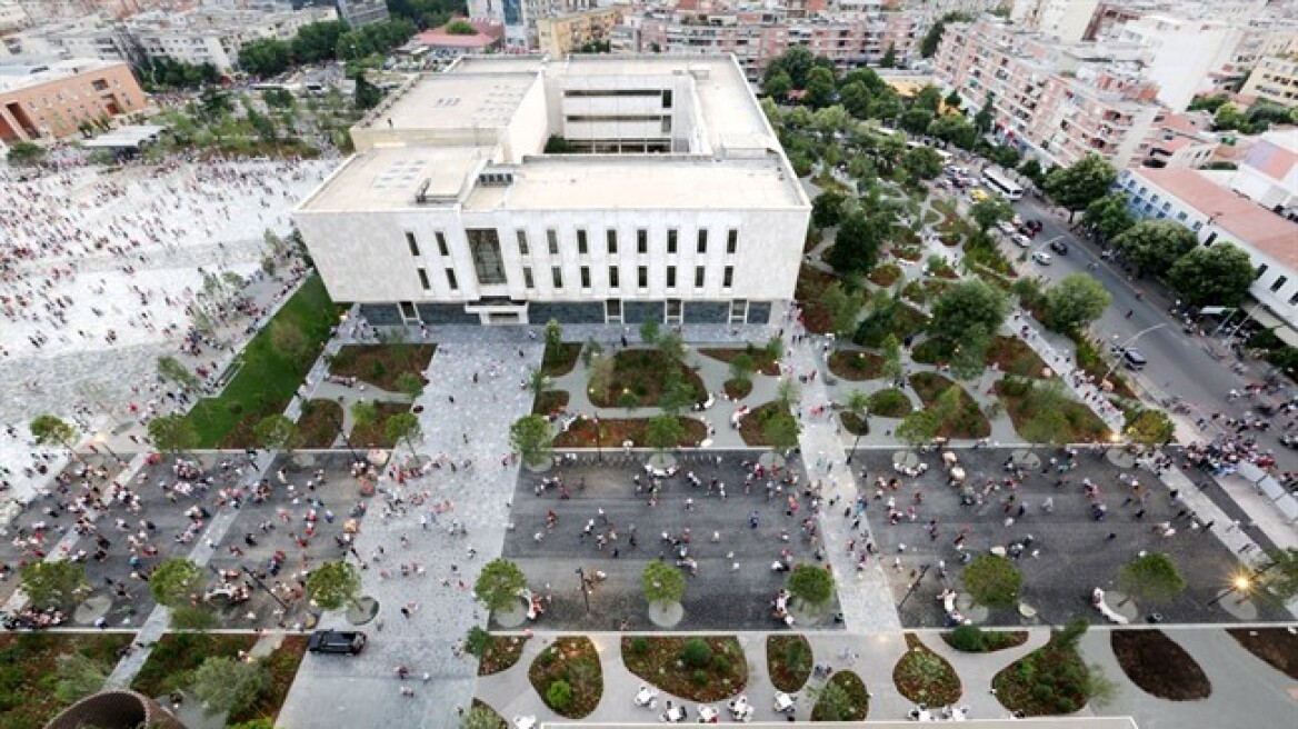 Αλβανία: Με ένα ρεσιτάλ εθνικισμού αποκάλυψαν τις.. πέτρες της πλατείας!