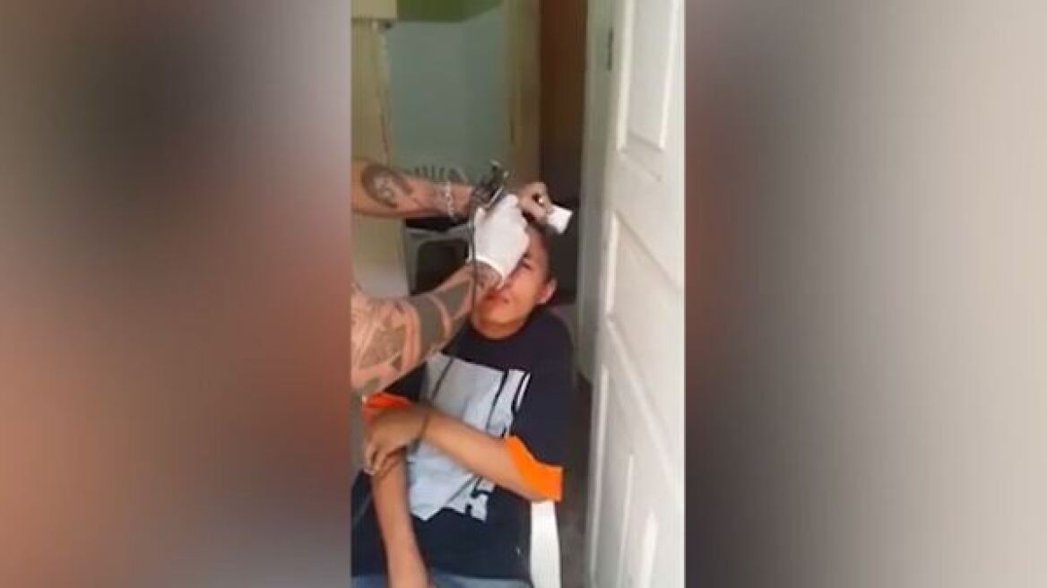 Βίντεο σοκ: Έκαναν τατουάζ στο μέτωπο τρομοκρατημένου έφηβου «κλέφτη» για να τον τιμωρήσουν