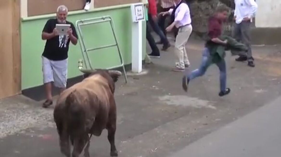 Ήταν τόσο απορροφημένος τραβώντας βίντεο, που δεν είδε τον ταύρο να του χιμάει...