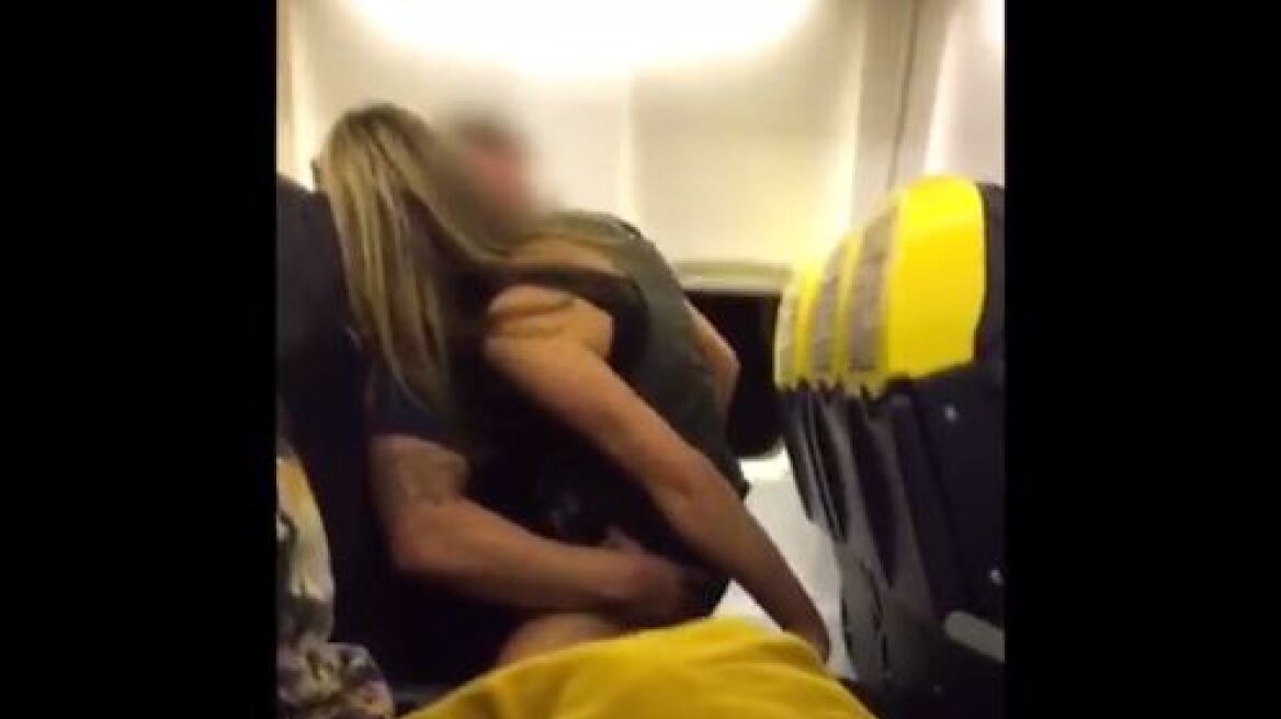 Ο ασυγκράτητος επιβάτης που έκανε σεξ στο αεροπλάνο απατούσε την έγκυο μνηστή του!