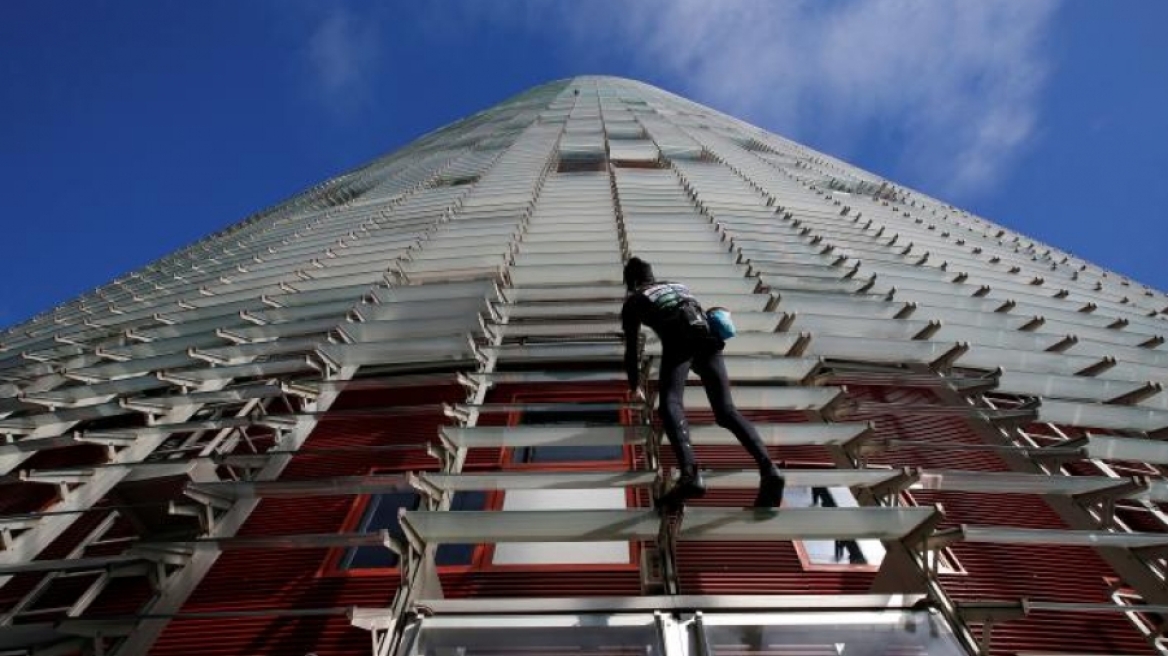 Ο άνθρωπος «αράχνη» σκαρφάλωσε σε κτίριο 120 μέτρα χωρίς λουριά! (ΒΙΝΤΕΟ)