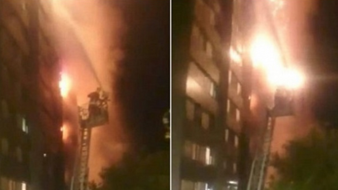 Βίντεο - σοκ από Λονδίνο: Πυροσβέστης κινδύνευσε από φλεγόμενα κομμάτια του κτηρίου
