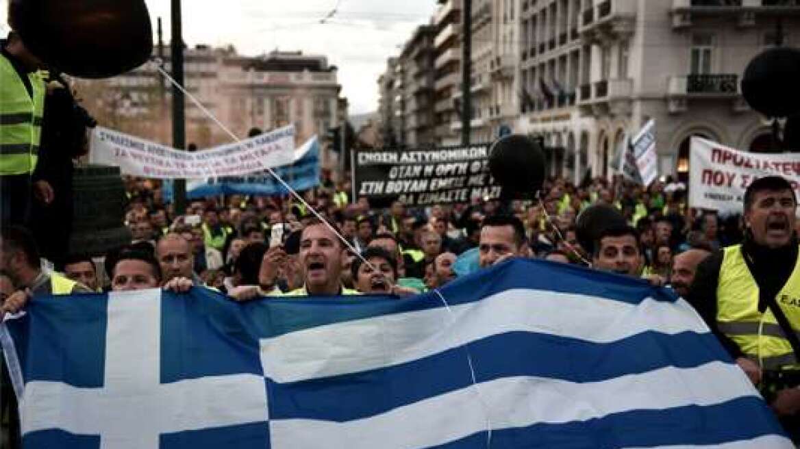 Le Monde: Οι Ελληνίδες δεν γεννούν και ο πληθυσμός της χώρας γερνάει