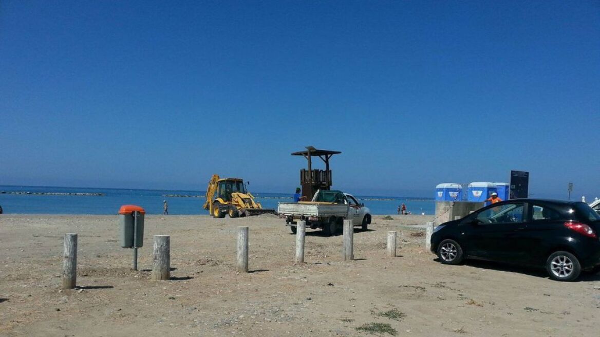 Κύπρος: Πήγαν να του ξηλώσουν παραπήγματα στην παραλία και λούστηκε με βενζίνη