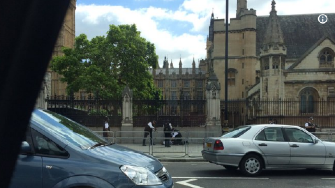 Λονδίνο: Συναγερμός έξω από το Κοινοβούλιο: Πολίτες φώναζαν, «κρατά μαχαίρι-μαχαίρι!»