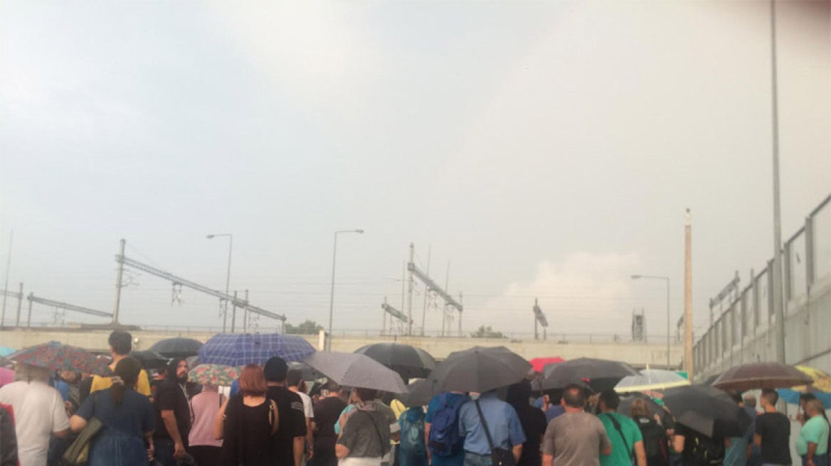 Μενίδι: Συγκέντρωση υπό βροχή και αποκλεισμός της εξόδου 7 της Αττικής Οδού