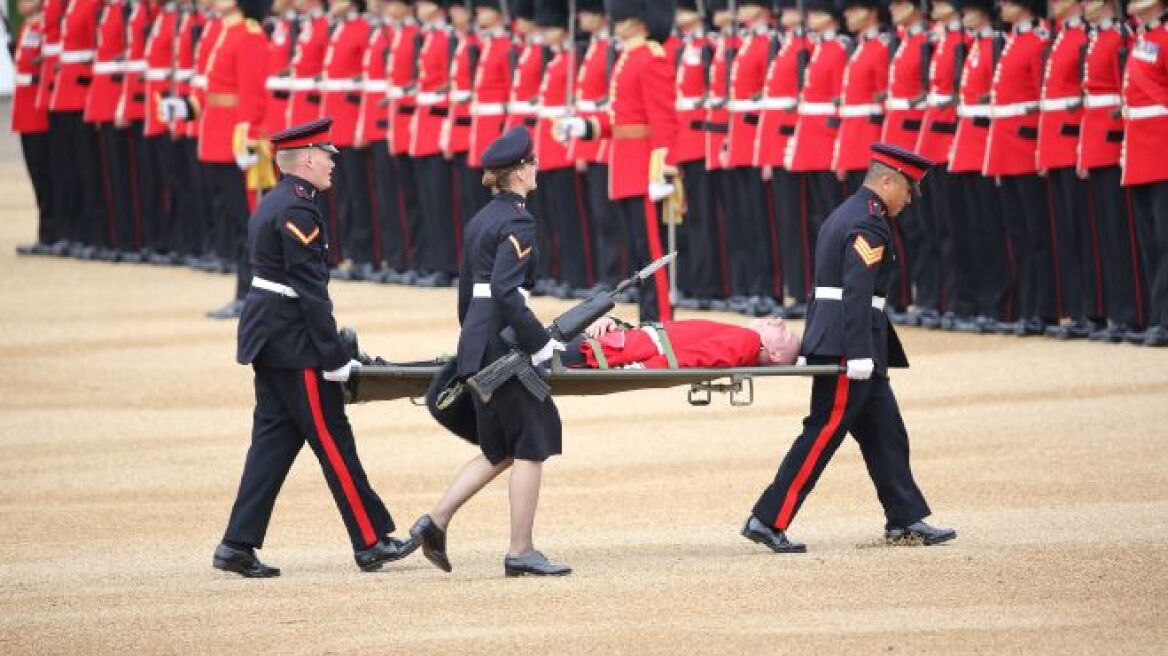 Βρετανία: Έπεφταν σαν... μολυβένιοι οι στρατιώτες στη Γιορτή της Βασίλισσας (βίντεο)