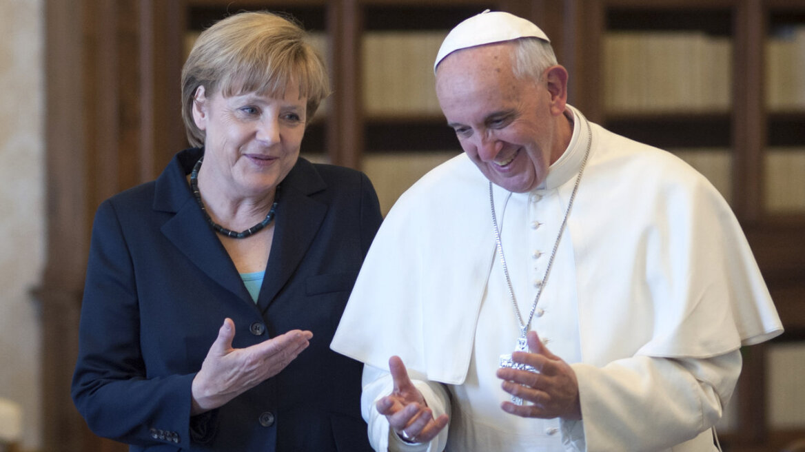 Ο Πάπας Φραγκίσκος έσπασε το πρωτόκολλο για χάρη της Μέρκελ 