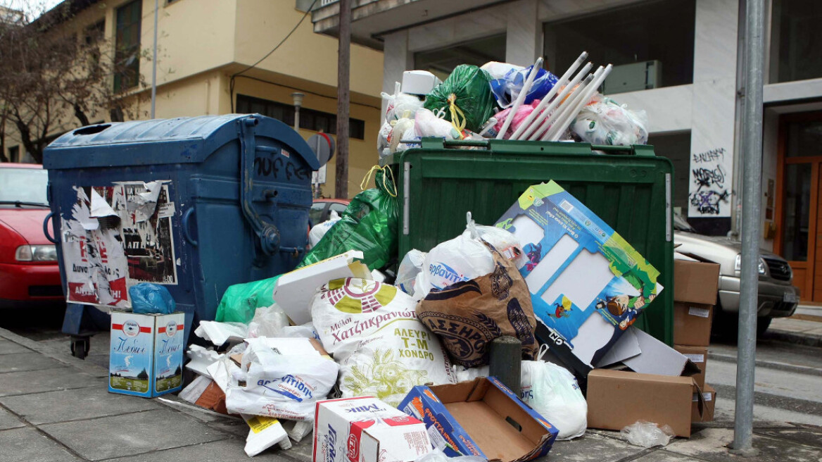 Εργαζόμενοι τραβούν χειρόφρενο στα απορριμματοφόρα: Χωρίς αποκομιδή σκουπιδιών έως την Πέμπτη