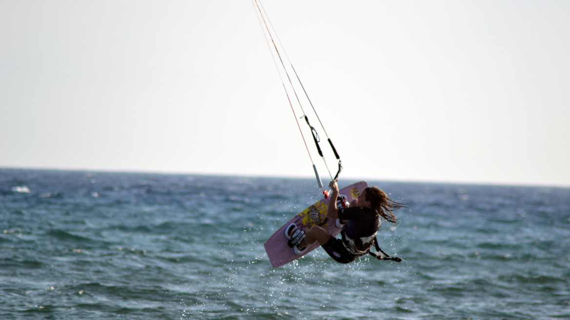 Νάξος: Σοβαρός τραυματισμός 29χρονης τουρίστριας που έκανε kite surf