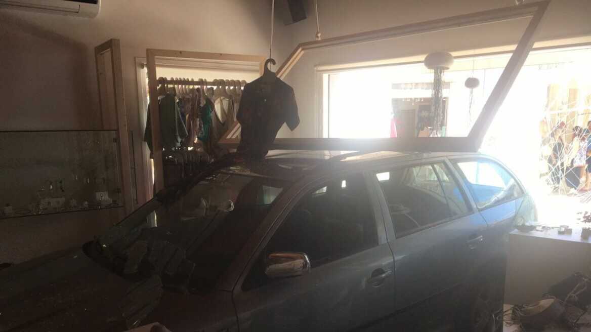 Φωτογραφίες: Αυτοκίνητο «εισέβαλε» σε κατάστημα στην Ιθάκη