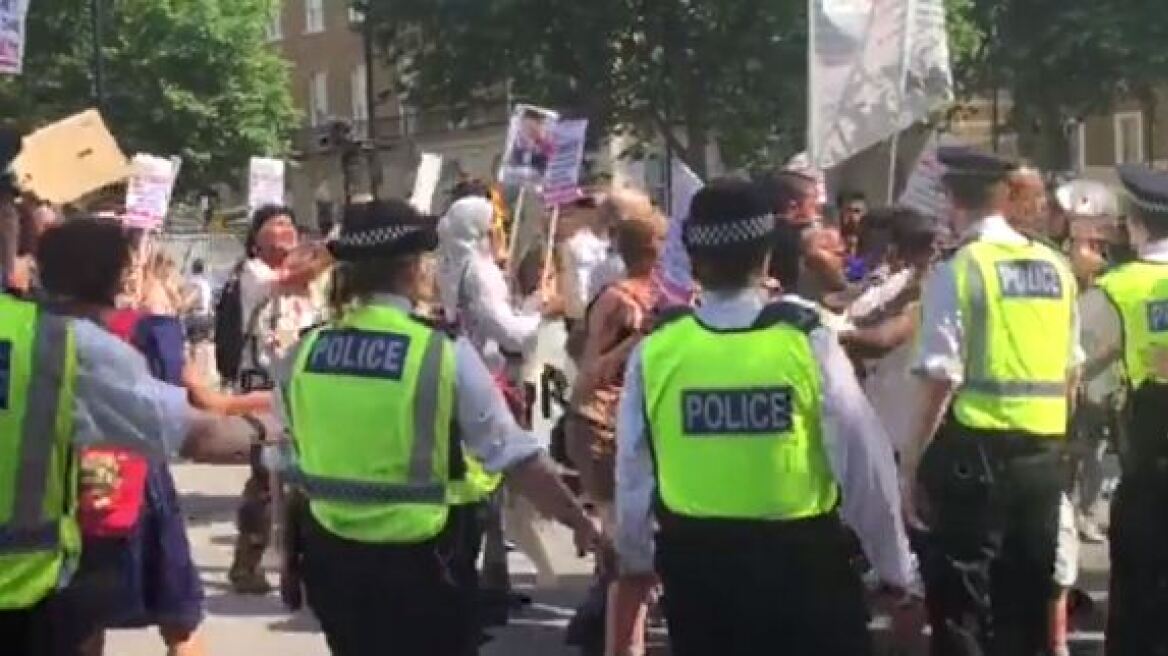 «Ημέρα Οργής» στο Λονδίνο: Συγκρούσεις διαδηλωτών με αστυνομικούς στην Ντάουνινγκ Στριτ