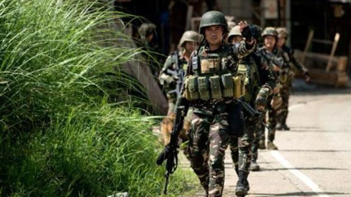 Ανασκευάζει ο στρατός των Φιλιππίνων: Συνεχίζουν να κρατούν ομήρους οι αντάρτες