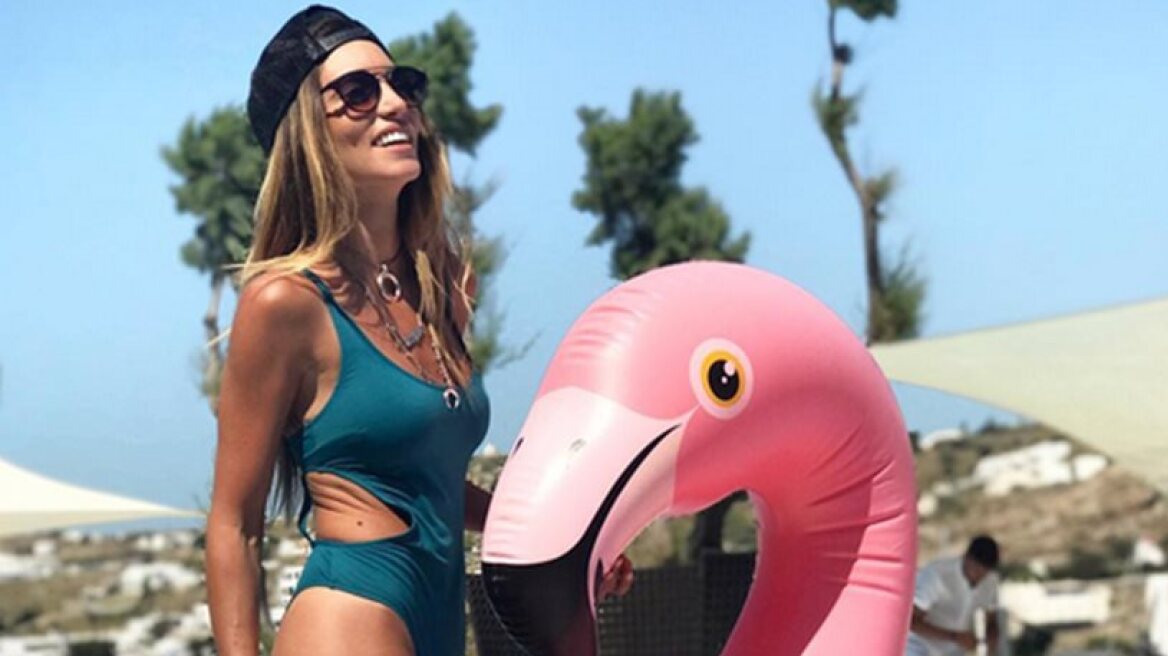 Sexy Athina Oikonomakou and her inflatable flamingo (photo)