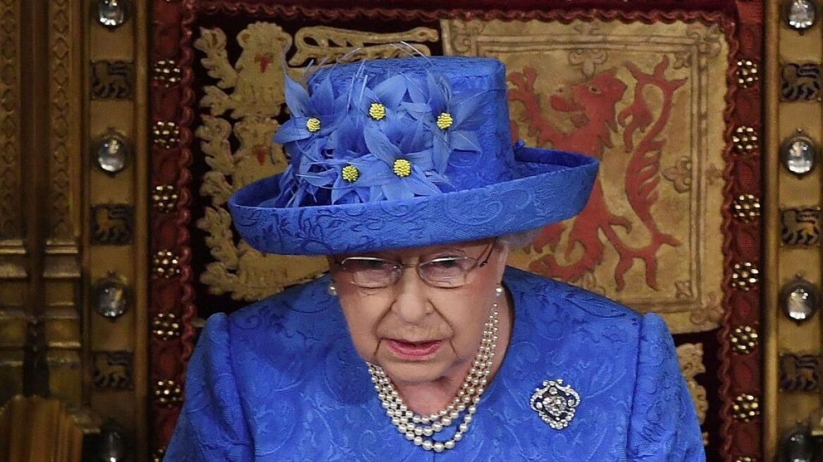 Η βασίλισσα Ελισάβετ ντύθηκε... «Ευρωπαϊκή Ένωση» στο «Λόγο του Θρόνου»!