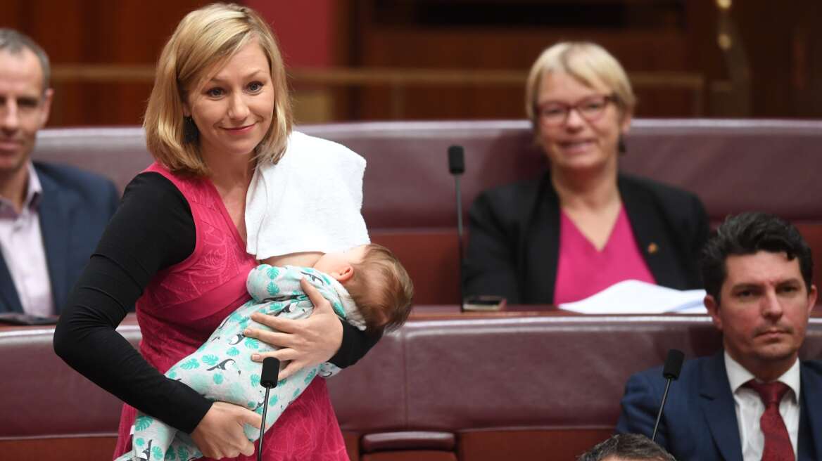 Η γερουσιαστής που θήλασε μωρό στην Αυστραλία ξαναχτύπησε: Προώθησε νομοσχέδιο με το μωρό στο στήθος