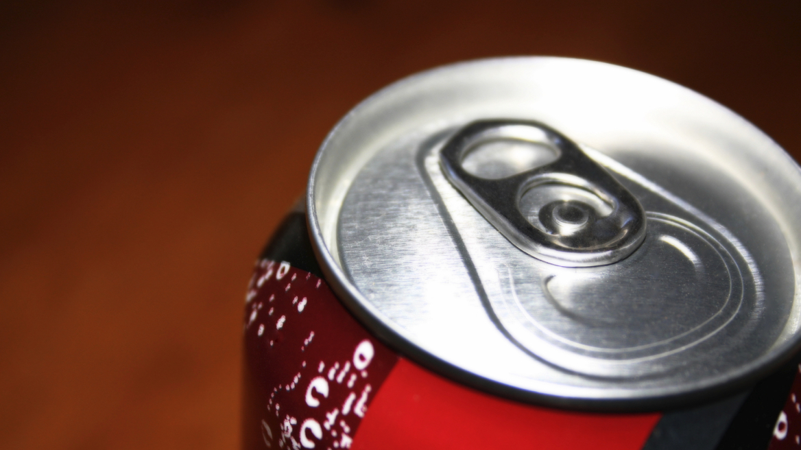 Μεγάλη Βρετανία: Λούζονται με Coca-Cola για να... μαυρίσουν