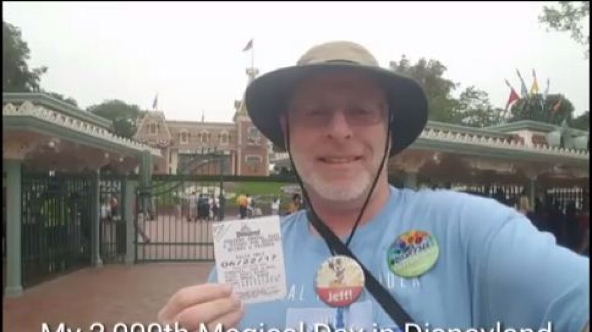 Αμερικανός πρώην στρατιωτικός πηγαίνει από το 2012 κάθε μέρα στην Disney!