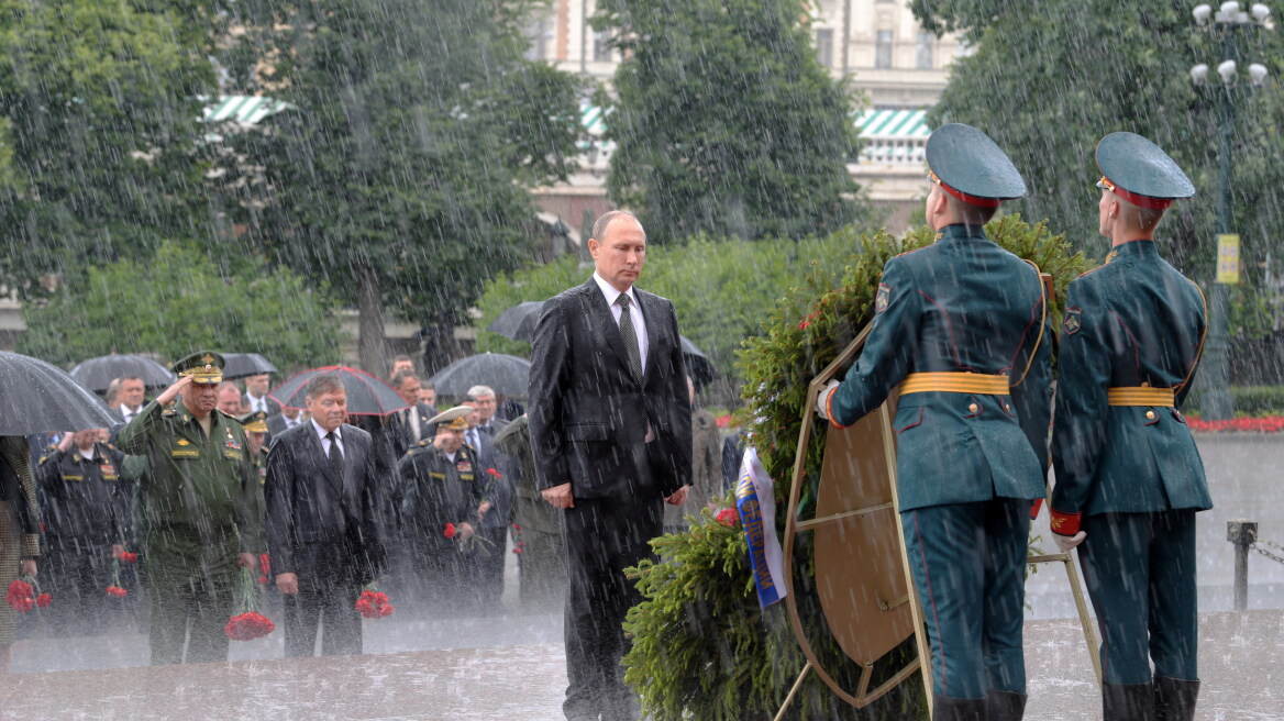 Βίντεο: Ο Πούτιν ακίνητος στη βροχή αποτίει φόρο τιμής στους νεκρούς του Β' Παγκοσμίου Πολέμου