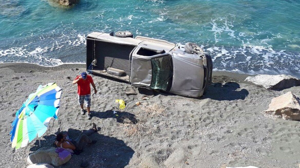 Aυτοκίνητο έκανε "βουτιά" στην παραλία των Τερτσών στην Κρήτη