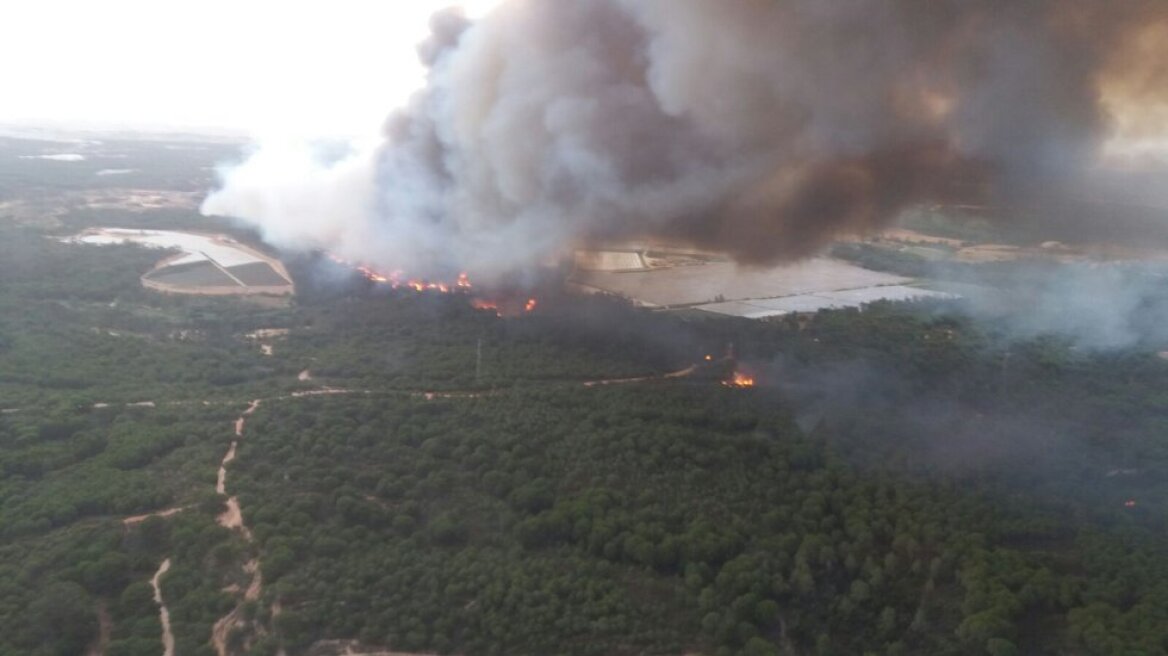Μεγάλες πυρκαγιές στην Ισπανία: Πάνω από 2.000 άνθρωποι εγκατέλειψαν σπίτια και ξενοδοχεία 