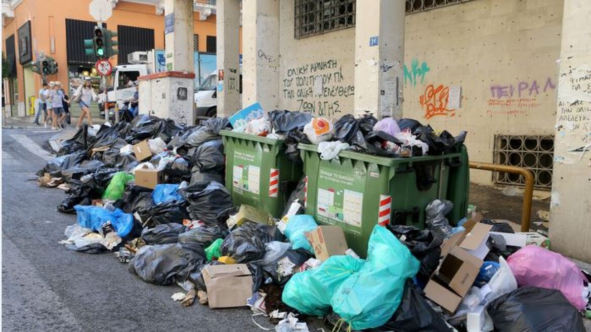 Σκουπίδια, καύσωνας και πορείες: «Βούρκος» οι μεγάλες πόλεις