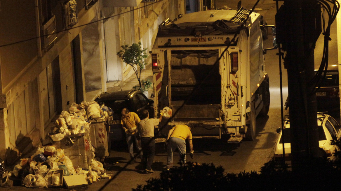 Θεσσαλονίκη: Δέκα απορριμματοφόρα με προσωπικό ασφαλείας μαζεύουν τα σκουπίδια