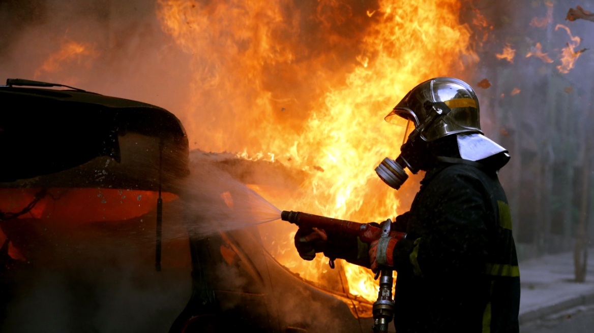 Αυτοκίνητο τυλίχθηκε στις φλόγες επί της λεωφόρου Συγγρού 