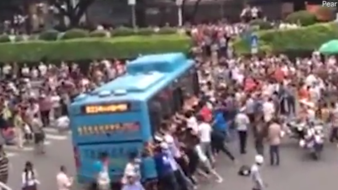 Βίντεο: Περαστικοί σήκωσαν στα χέρια λεωφορείο για να σώσουν ηλικιωμένο