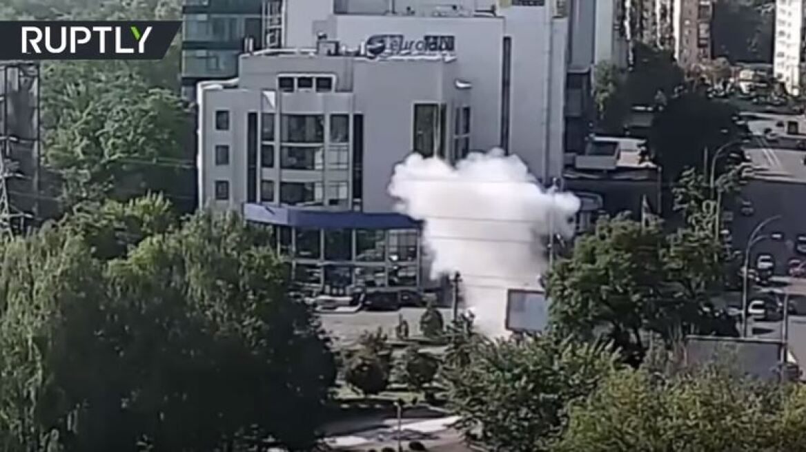 Βίντεο: Η στιγμή της έκρηξης παγιδευμένου αυτοκινήτου στο Κίεβο - Νεκρός υψηλόβαθμος πράκτορας