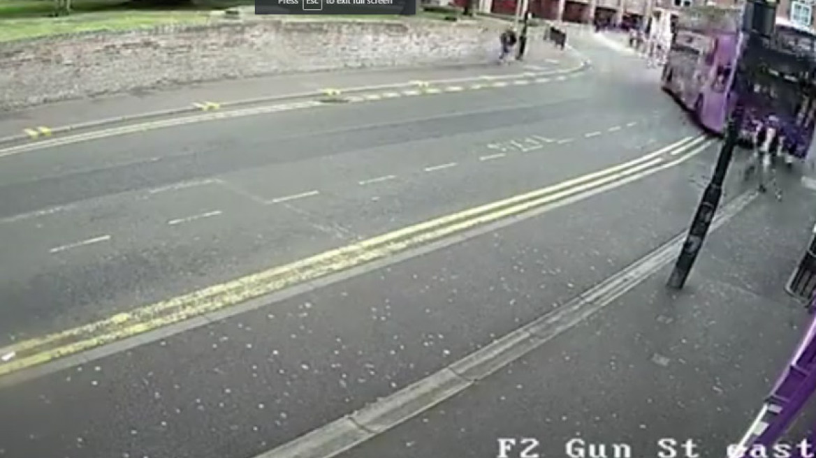 Σοκαριστικό βίντεο: Άντρας παρασύρεται από λεωφορείο... και λίγο μετά σηκώνεται και μπαίνει σε μία παμπ
