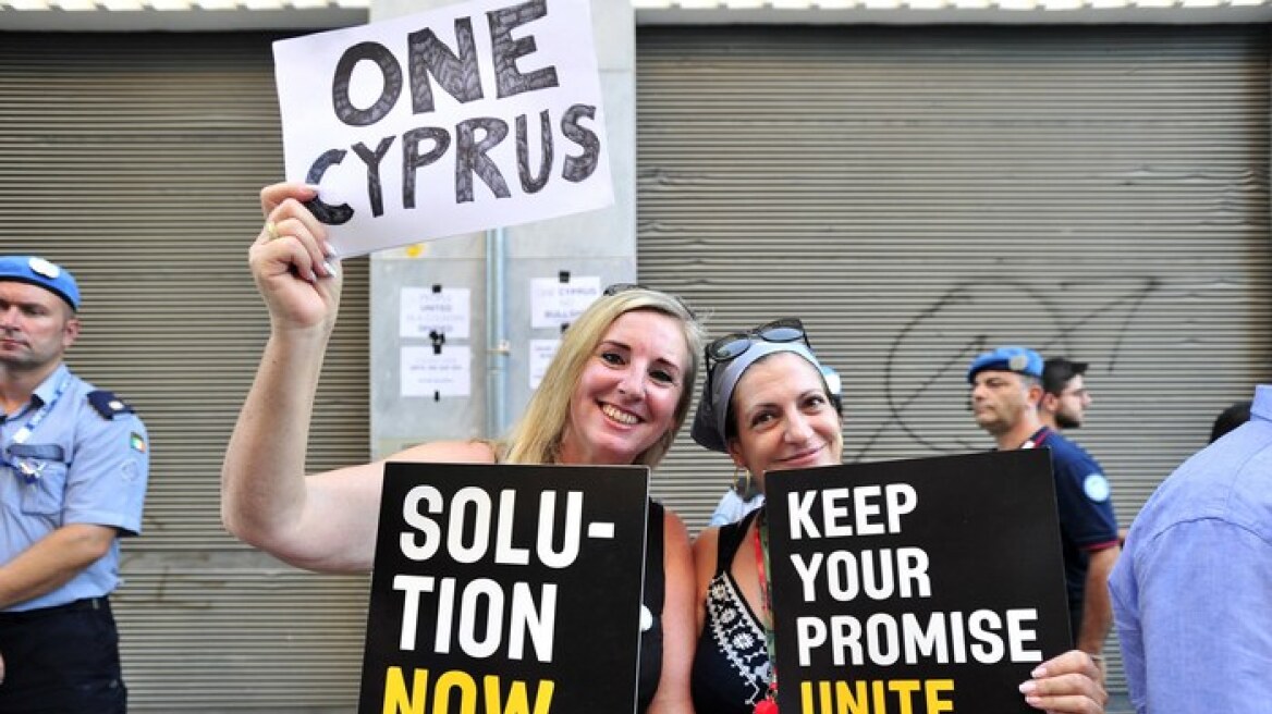 Κυπριακό: "Μην μας προδώσετε!" διαμήνυσαν στε Αναστασιάδη-Ακιντζί εκατοντάδες διαδηλωτές