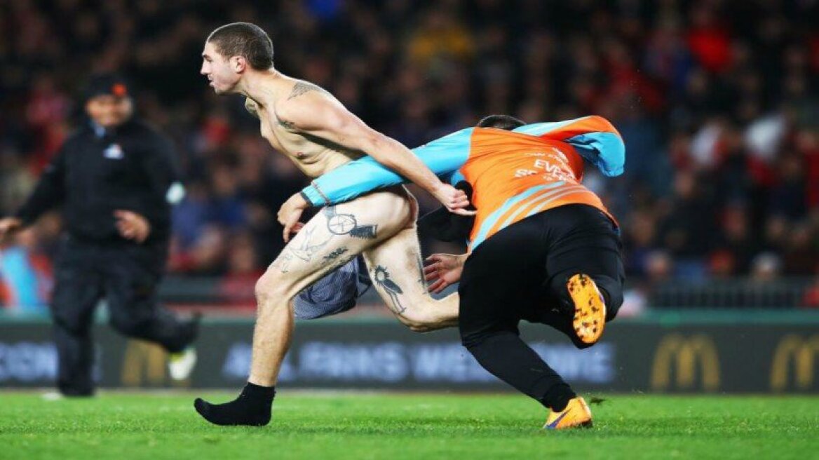 Funny video of trouserless man at rugby match who streaks onto pitch! (video)