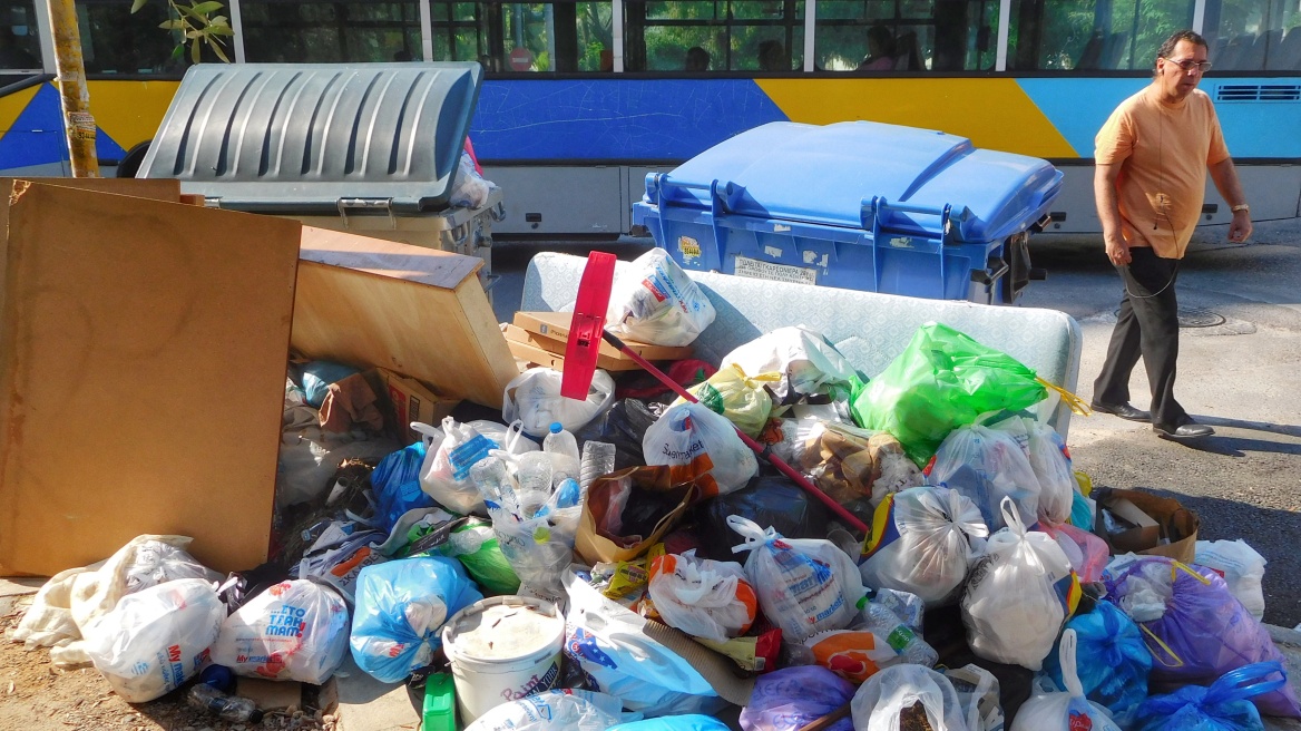 Έμποροι και ξενοδόχοι κρούουν τον κώδωνα του κινδύνου για τα σκουπίδια