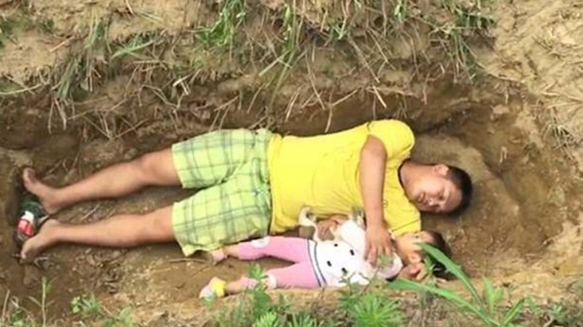 Απίστευτο: Κινέζος βάζει την ετοιμοθάνατη 2χρονη κόρη του να παίζει στο... μελλοντικό της τάφο!