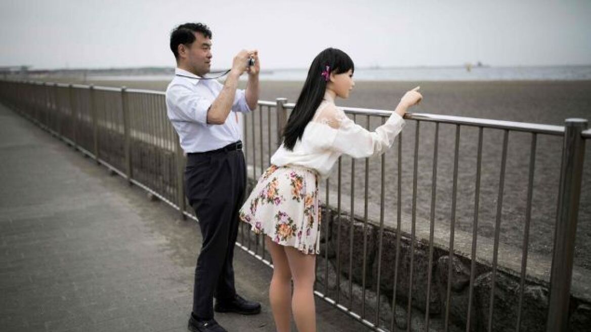 Φωτογραφίες: Αυτός ο Ιάπωνας είναι ερωτευμένος και έχει σχέση με μία... κούκλα του σεξ!
