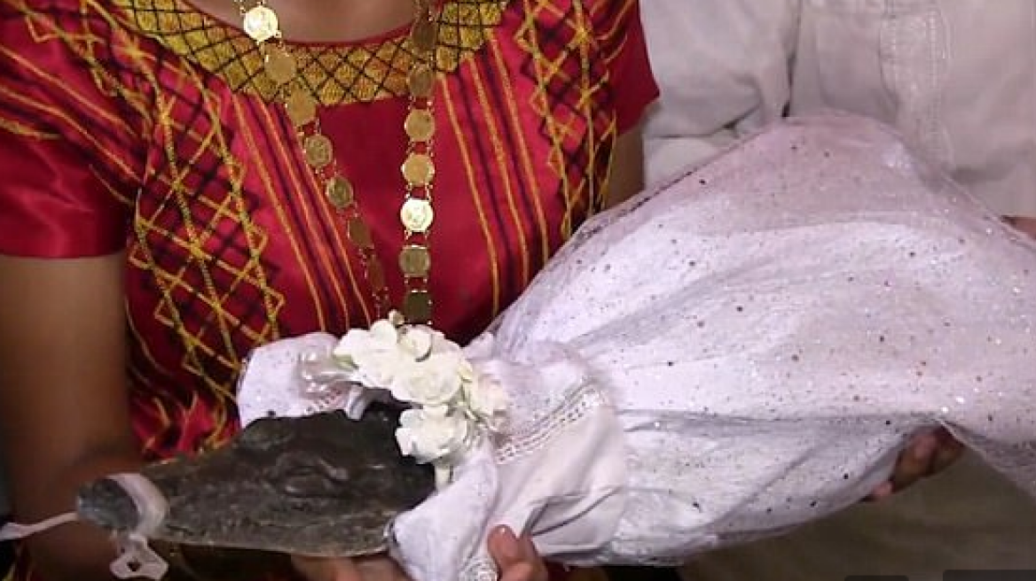 Βίντεο: Δήμαρχος «παντρεύεται» κροκοδειλάκι για να φέρει καλή τύχη στους ψαράδες της πόλης του