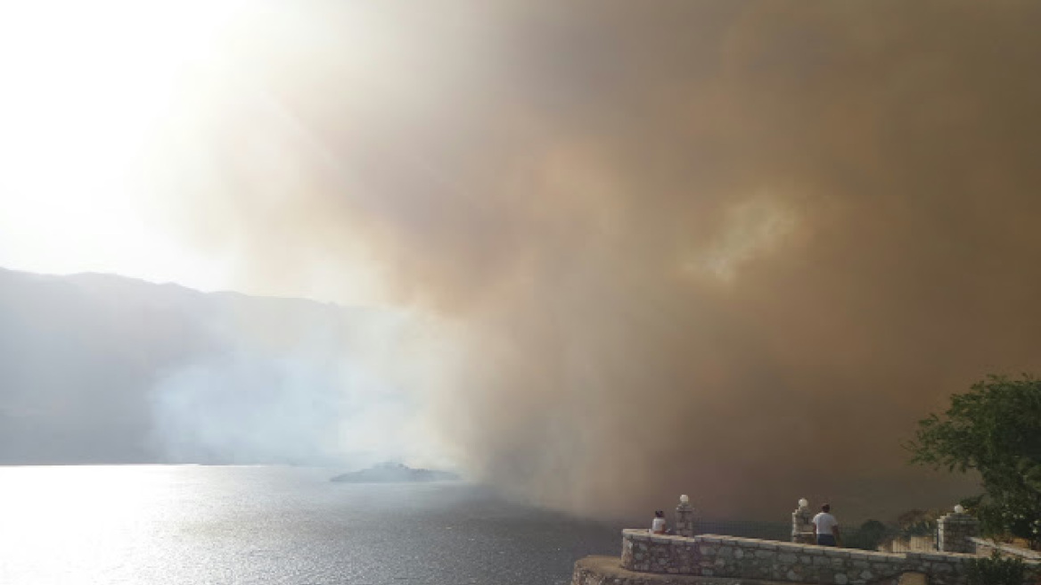 Μάχη με τις φλόγες στον Κότρωνα Λακωνίας - Κόσμος απομακρύνθηκε με ιδιωτικά σκάφη