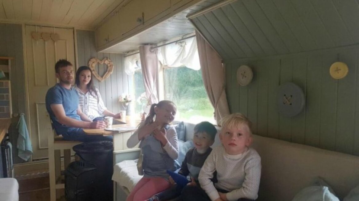 Αγόρασαν ένα λεωφορείο για 1.300 ευρώ και το μετέτρεψαν σε απίστευτο σπίτι (pics)