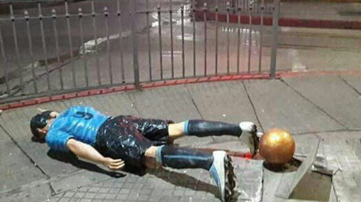 Γκρέμισαν το άγαλμα του Λουίς Σουάρες στην Ουρουγουάη!