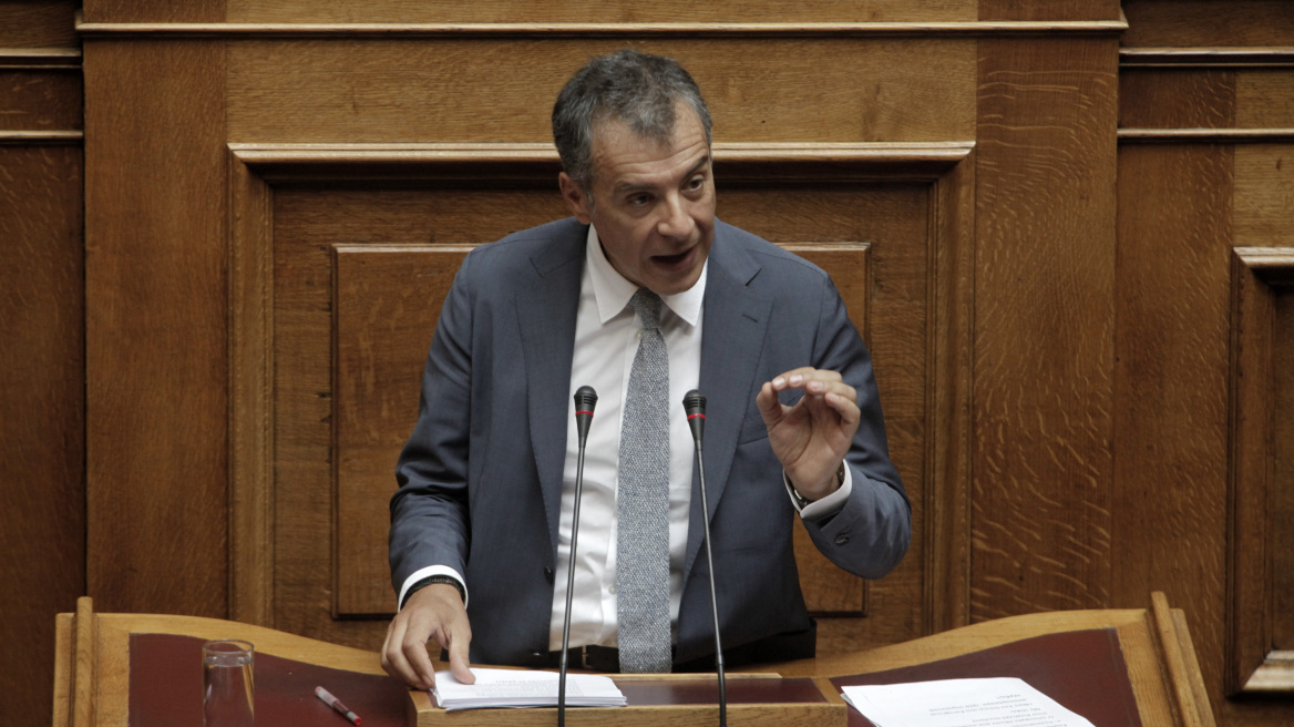 Θεοδωράκης: Η κυβέρνηση φέρεται σαν να βρίσκεται σε σχολική εκδρομή