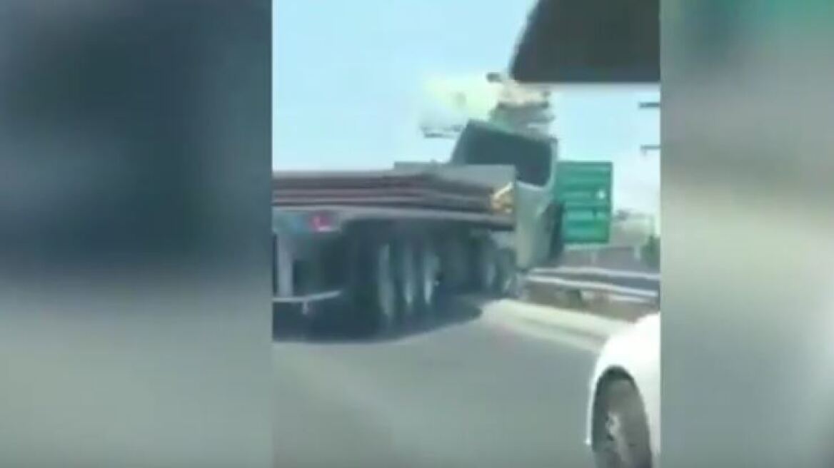 Αδιανόητο βίντεο: Φορτηγά «τσακώνονται» και το ένα καταλήγει να πέσει από γέφυρα
