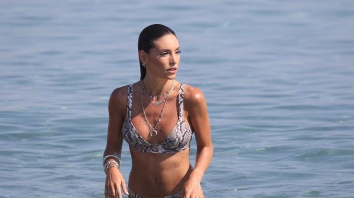 Athina Oikonomakou is sexy all the way! (SUMMER PHOTOS)