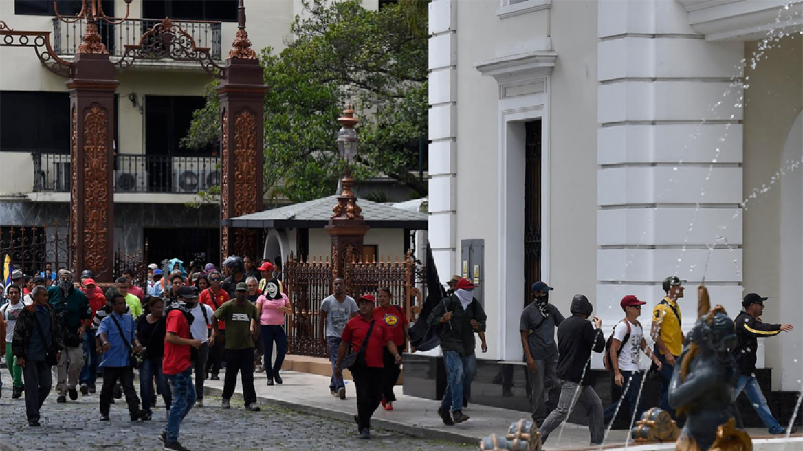 Βενεζουέλα: Αιματηρή εισβολή οπαδών του Μαδούρο στο κοινοβούλιο